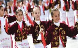 Cumhuriyet Meydanı çocukların gösterileriyle renklendi