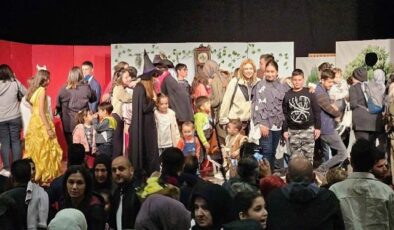 Gölcük Belediyesi kültür-sanat etkinlikleri kapsamında Kervansaray’da sahnelenen “Unutulan Kitap” adlı müzikal, çocuklara eğlenceli anlar yaşattı