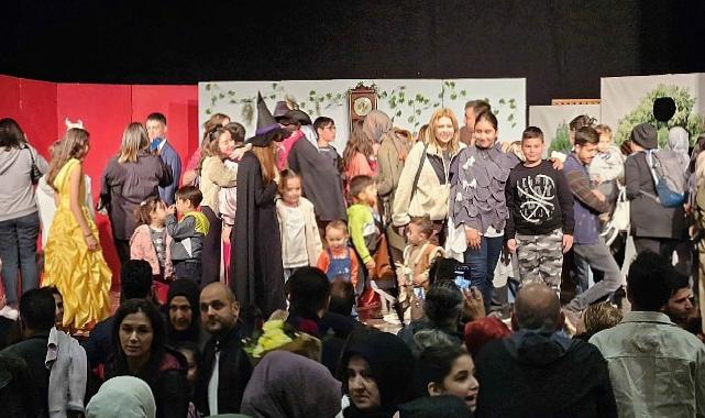 Gölcük Belediyesi kültür-sanat etkinlikleri kapsamında Kervansaray’da sahnelenen “Unutulan Kitap” adlı müzikal, çocuklara eğlenceli anlar yaşattı