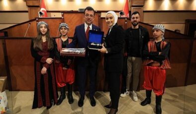 İBB Başkanı Ekrem İmamoğlu, 15 farklı ülkeden ‘Uluslararası 23 Nisan Çocuk Festivali’ için İstanbul’a gelen çocukları, Saraçhane’deki tarihi Meclis Salonu’nda ağırladı