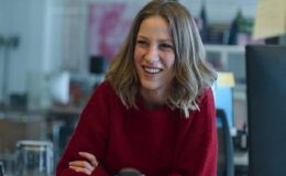 Netflix, Serenay Sarıkaya’ya Eşsiz Bir Kadronun Eşlik Ettiği Ece Yörenç İmzalı Kimler Geldi Kimler Geçti’nin Fragmanını Paylaştı