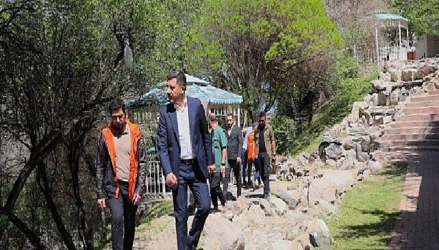 Nevşehir Belediye Başkanı Rasim Arı, belediye ekipleri tarafından Fatih Sultan Mehmet Mahallesi’nde gerçekleştirilen temizlik, bakım ve onarım çalışmalarını inceledi