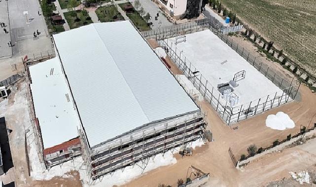 Selçuklu Belediyesi tarafından Selçuklu Fen Lisesi’ne kazandırılacak olan kapalı spor salonu ve suni çim sahanın yapımı devam ediyor