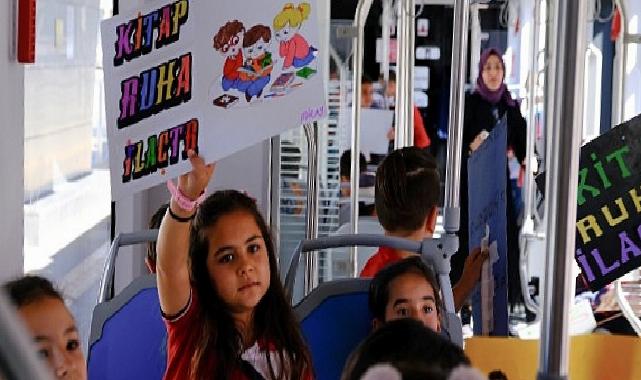 Antray küçük kitapseverleri ağırladı Öğrenciler tramvayda kitap okudu