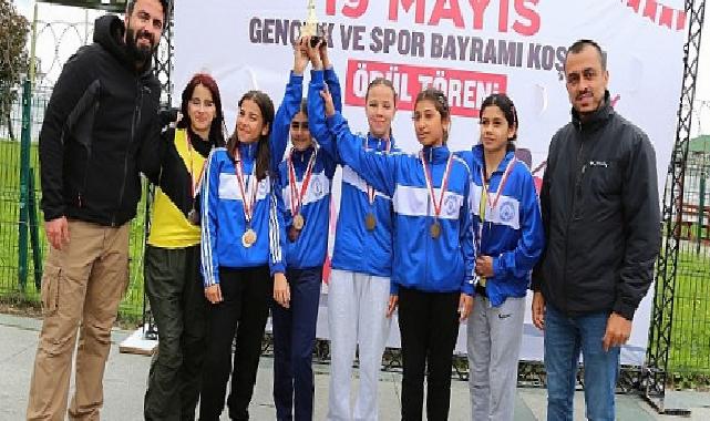 Küçükçekmece Belediyesi ve İlçe Milli Eğitim Müdürlüğü işbirliği ile okullar arası 19 Mayıs Gençlik ve Spor Bayramı kros yarışması düzenlendi