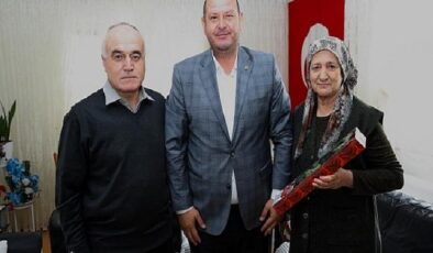 Menderes Belediye Başkanı İlkay Çiçek Anneler Günü’nde şehit anneleri ile huzurevinde yaşayan anneleri unutmadı