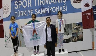 Nevşehir Belediyesi Gençlik ve Spor Kulübü sporcusu Belkıs Durmuş, Spor Tırmanış Küçükler Türkiye Şampiyonası’nda tüm rakiplerini geride bırakarak Türkiye Şampiyonu oldu.