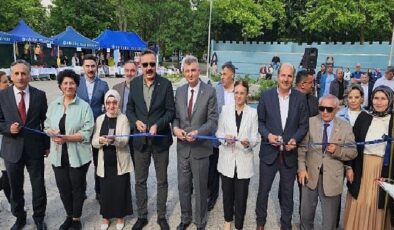 Rengarenk stantlarla dolu Gölcük Belediyesi 14. Bahar Şenliği, Kavaklı Sahili Amfi’de başladı
