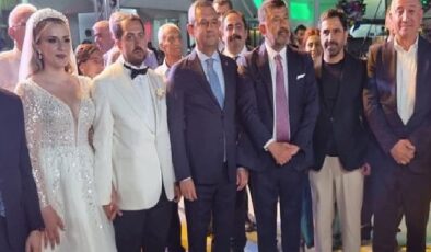 Güzelbahçe Belediye Başkanı Mustafa Günay, CHP Genel Başkanı Özgür Özel’inde katıldığı Melisa Yavaşoğlu ve Gaffar Çiçek’in düğün töreninde nikah şahitliği yaptı
