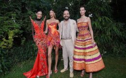 Özge Ulusoy ve Şevval Şahin tarihi köşkün bahçesinde podyuma çıktı