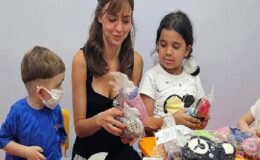 Ünlü oyuncu Aslıhan Malbora tedavi gören çocuklara bayram için “Tebessüm Bebekleri” hediye etti.