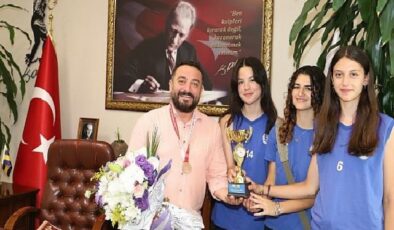 Başkan Turan; Kız voleybol takımımızın başarısını kutluyoruz