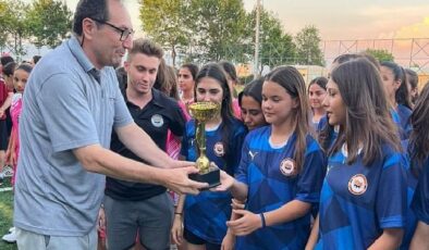 İzmir’in futbolcu kızları geleceğe umut oldu